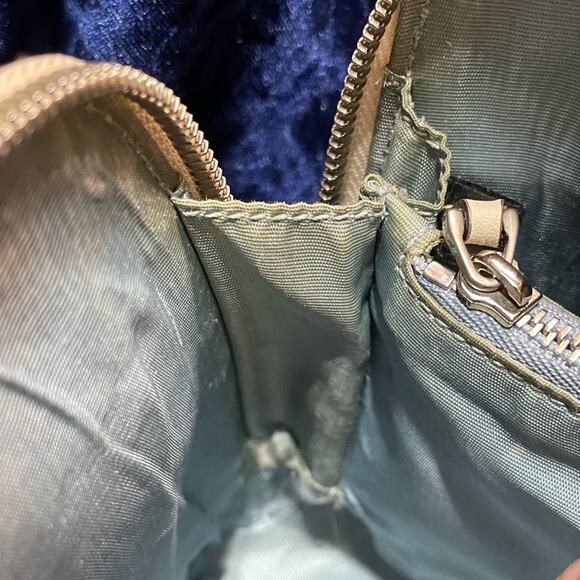 Gucci Crossbody Bag from the Iconic Guccy line comes with a COA - Picture 10 of 12